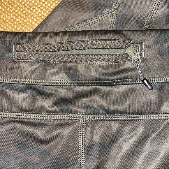 Lululemon camouflage Capri - Picture 2 of 4